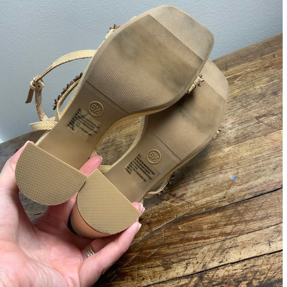 A. New. Day Rattan Flower strappy shoes size 6.5 - Picture 7 of 7